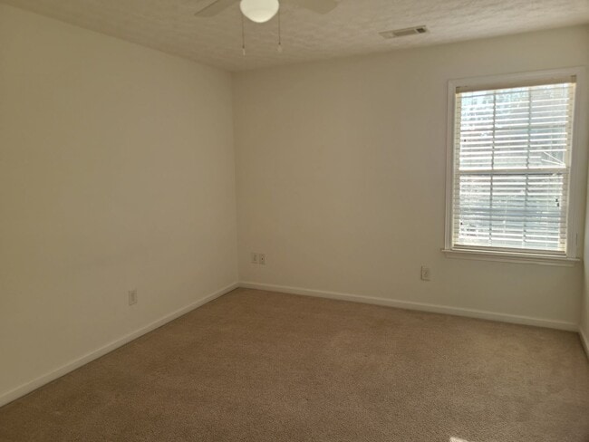 Building Photo - 5 bedroom/4 bathroom home available to rent in Fortson!