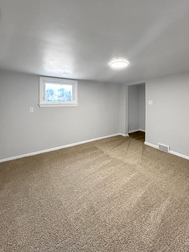 Building Photo - Welcome to this newly remodeled gem located in the heart of Collier, PA.