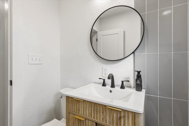 Building Photo - 643 W 8th Ave