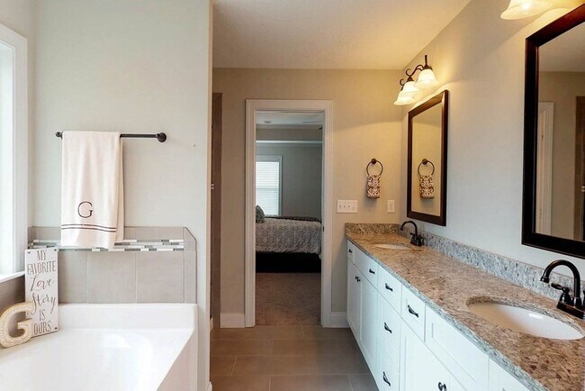 Building Photo - 708 Tree Top Trl