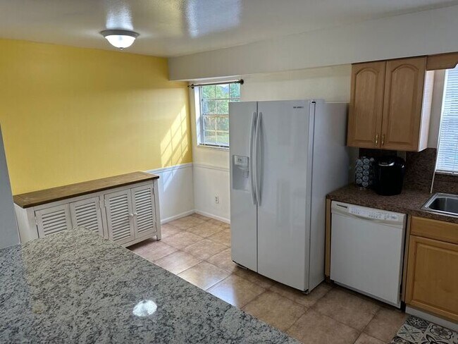 Building Photo - Fully Furnished 2/2 Condo!