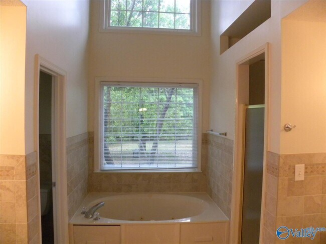 Building Photo - 104 Nobleton Ln NW