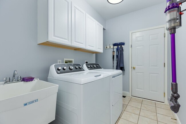 Building Photo - Short term rental available