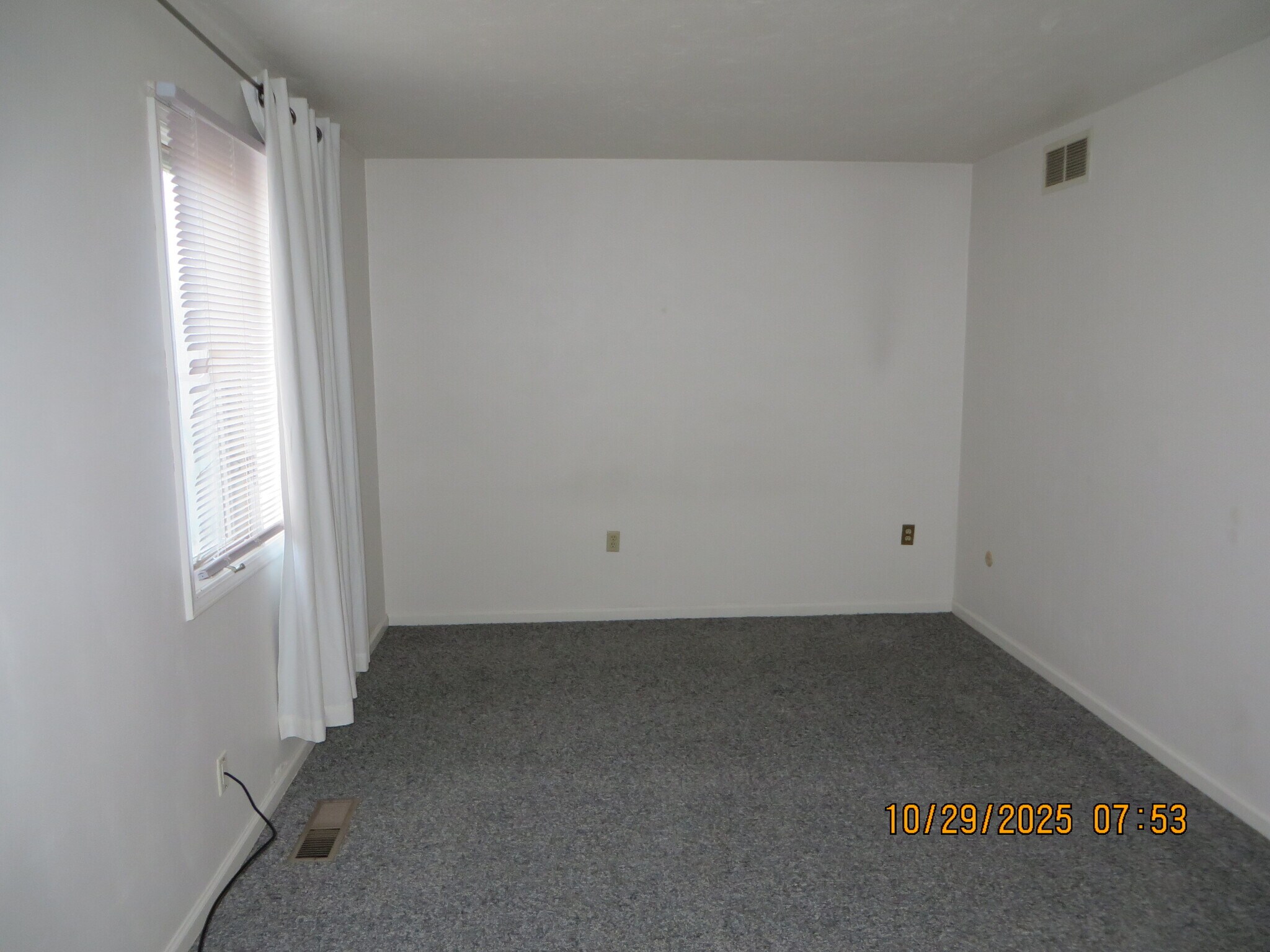 Building Photo - 2016 E 10th St