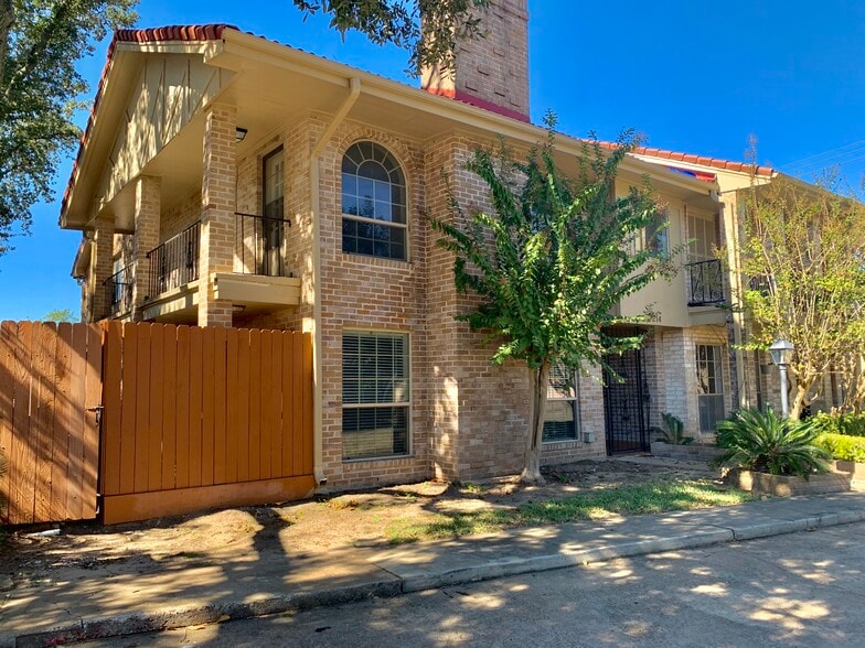 Primary Photo - 3214 Continental Dr