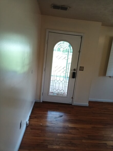 Building Photo - 471 Logan Ave