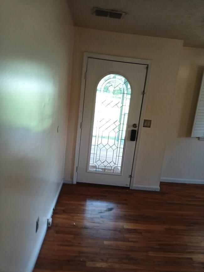 Building Photo - 471 Logan Ave