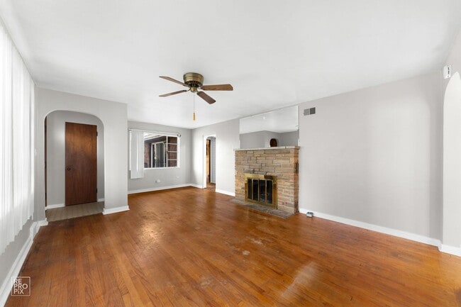 Building Photo - 3 Bedroom in Grayslake - Duplex!