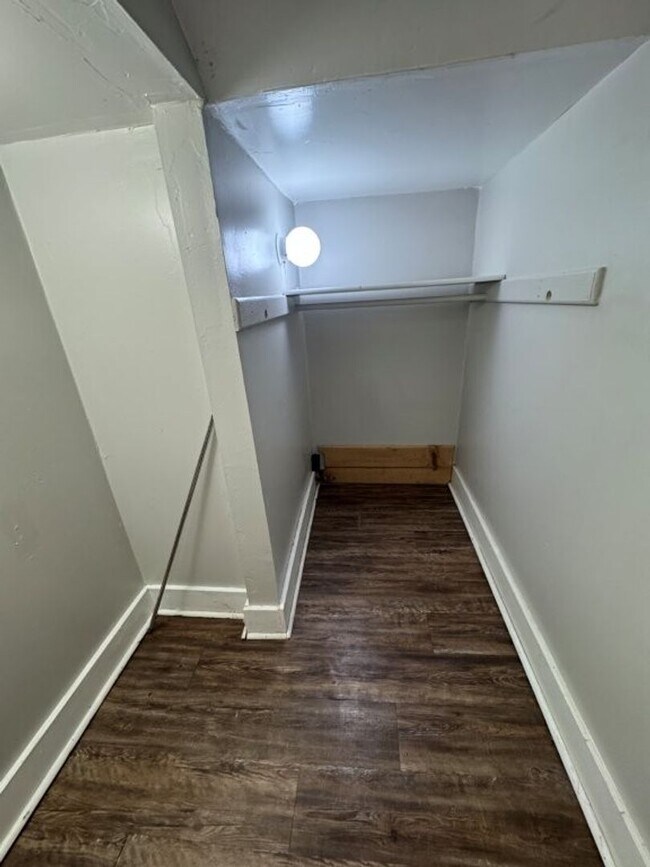 Building Photo - 2 bedrooms with sunroom, 1 bath , spacious kitchen, tons of historic features!  New kitchen and b...