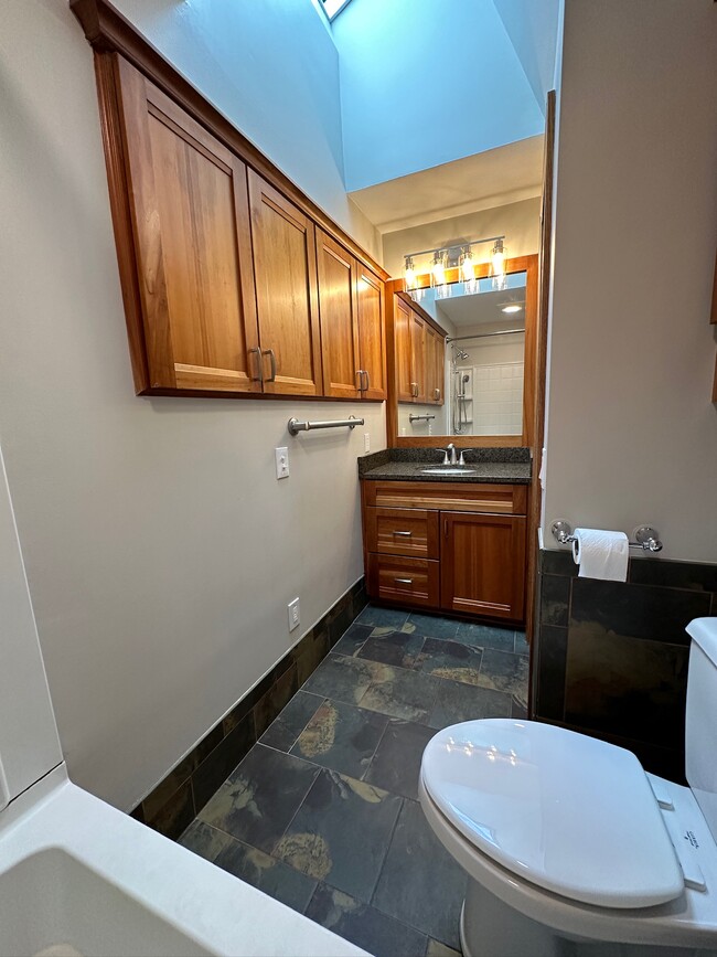 Building Photo - 5990 Edgehill Dr
