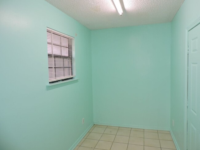 Building Photo - Convenient Norttheast location!
