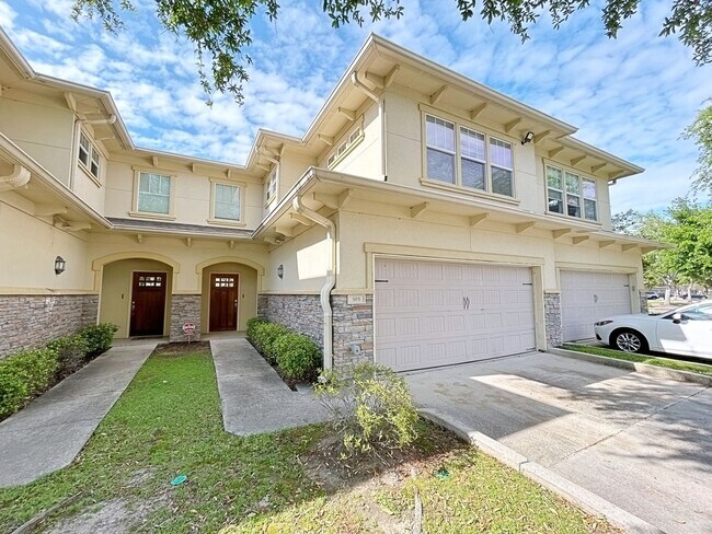 Building Photo - 3 Bedroom Townhouse in Gated Community off...