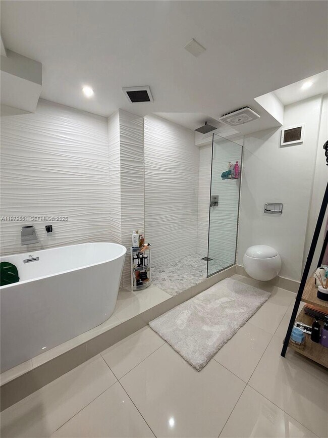 Building Photo - 6039 Collins Ave