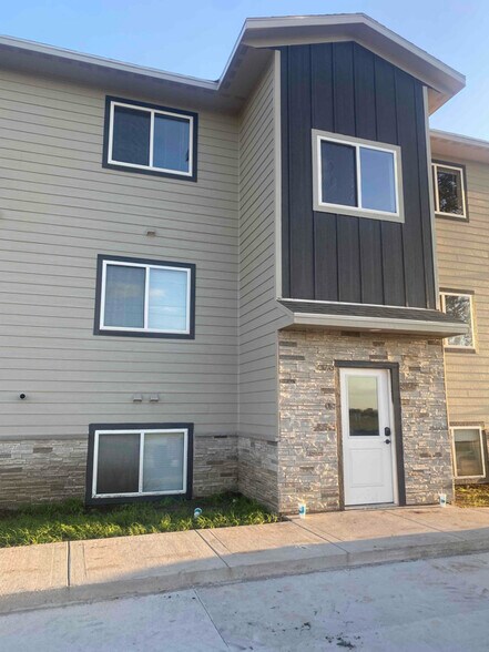 Primary Photo - 2115 Maple St