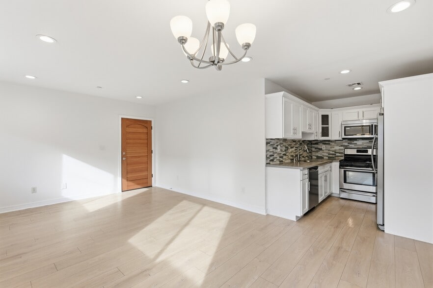 Building Photo - 5646 Lexington Ave