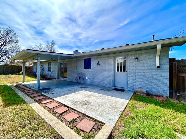 Building Photo - Warm & Inviting 3 Bed, 2 Bath Home with 2-Car Garage & Fireplace