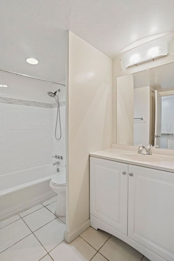 Building Photo - Lovely Studio In Foggy Bottom - All Utilit...