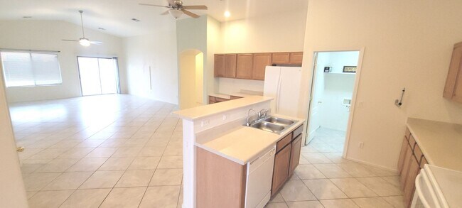 Building Photo - Maricopa Meadows