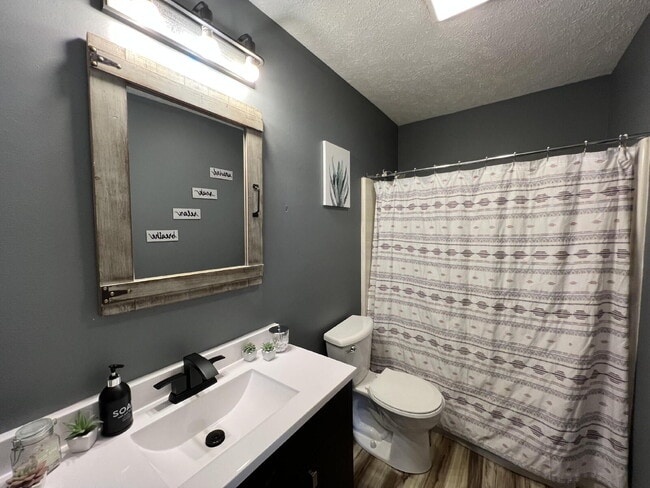 Building Photo - 1924 Ottawa Ave