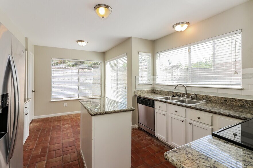 Building Photo - 4627 Green Trail Dr