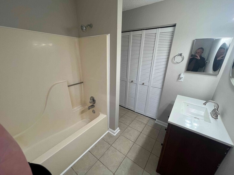 Building Photo - 204 Mountain Creek Dr