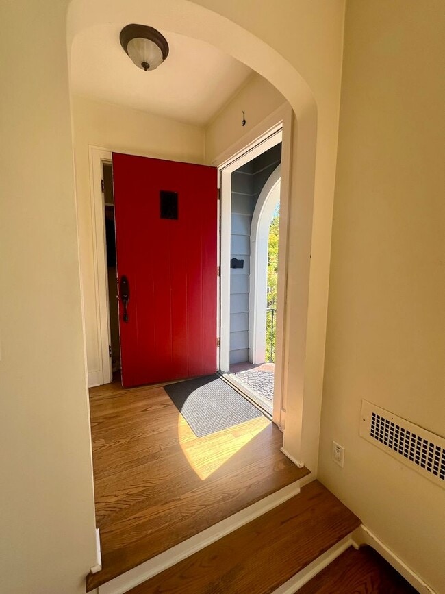 Building Photo - PENDING APPLICATION; Charming 4BD Olympia ...