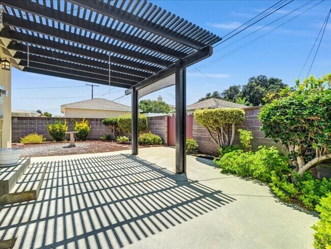 Building Photo - 4847 Ocana Ave