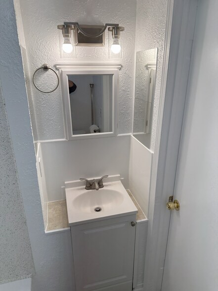 Building Photo - 42 Fox St