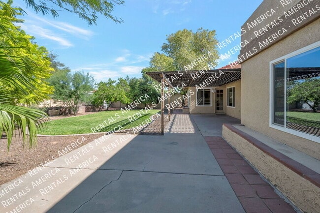 Building Photo - 1530 E Whitten St