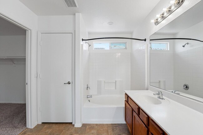 Building Photo - Freshly Updated 4 Bed | New Carpet, New Appliances & Open Layout