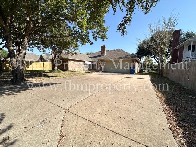 Building Photo - 803 Lakeway Dr