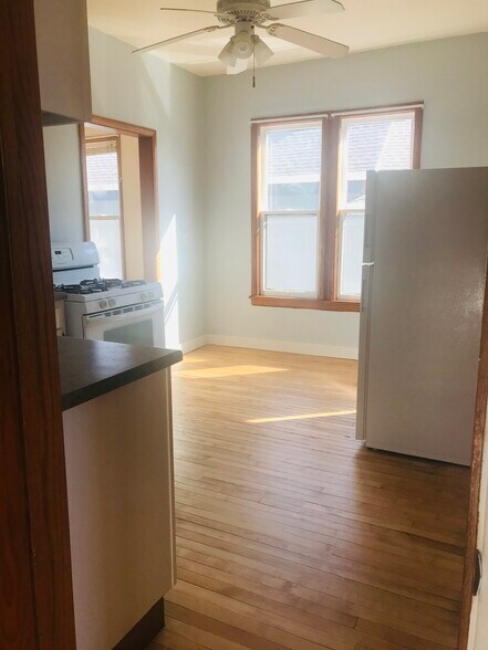 Building Photo - 712 6th St NE