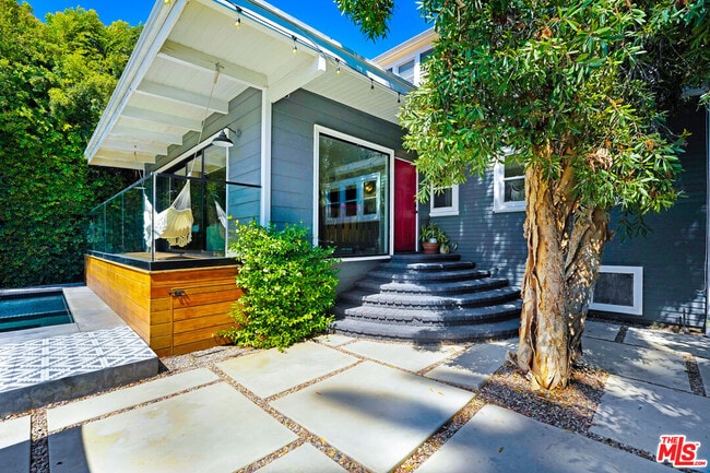 Building Photo - 2049 N Berendo St