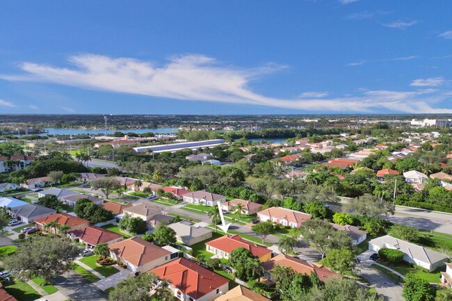 Building Photo - Great Single Family Home in Miramar