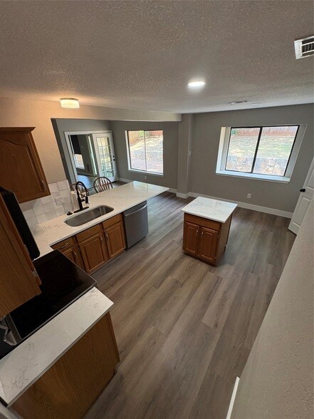 Building Photo - 2710 Vistaview Dr
