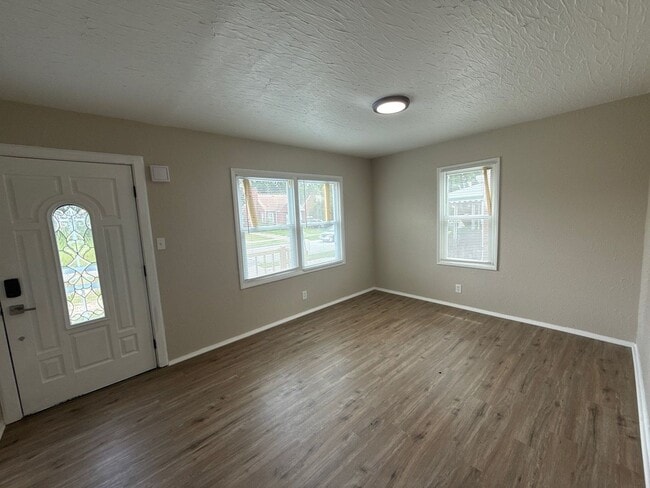 Building Photo - Fully Renovated 2-Bedroom Home – Move-In R...