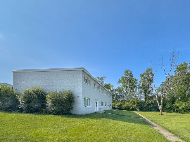 Building Photo - 490 Hickory St