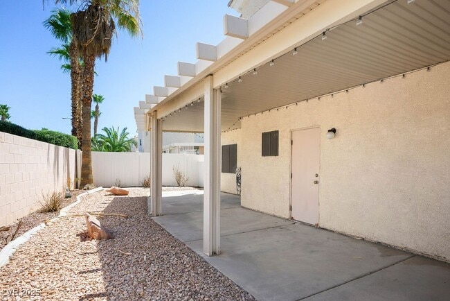 Building Photo - 5870 Gentleslope St