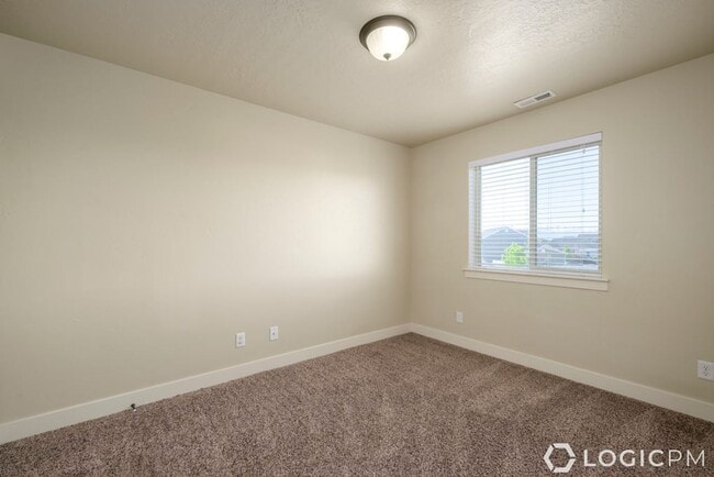 Building Photo - Stunning Single Family Home In Excellent L...