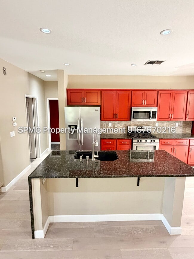 Building Photo - Beautiful 4 Bed / 3 Bath Home in Prime Roseville Location – Across from Park!