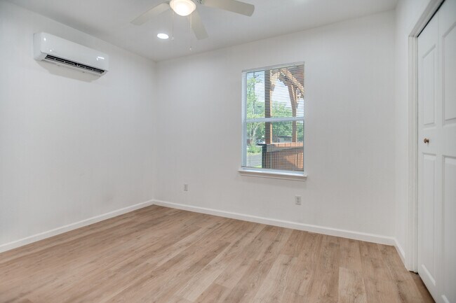 Building Photo - 905 W Abram St