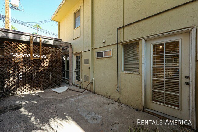 Building Photo - 4824 N Woodmere Fairway