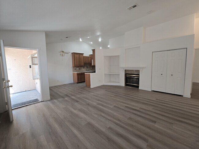 Building Photo - 1612 N Torrey Pines Dr