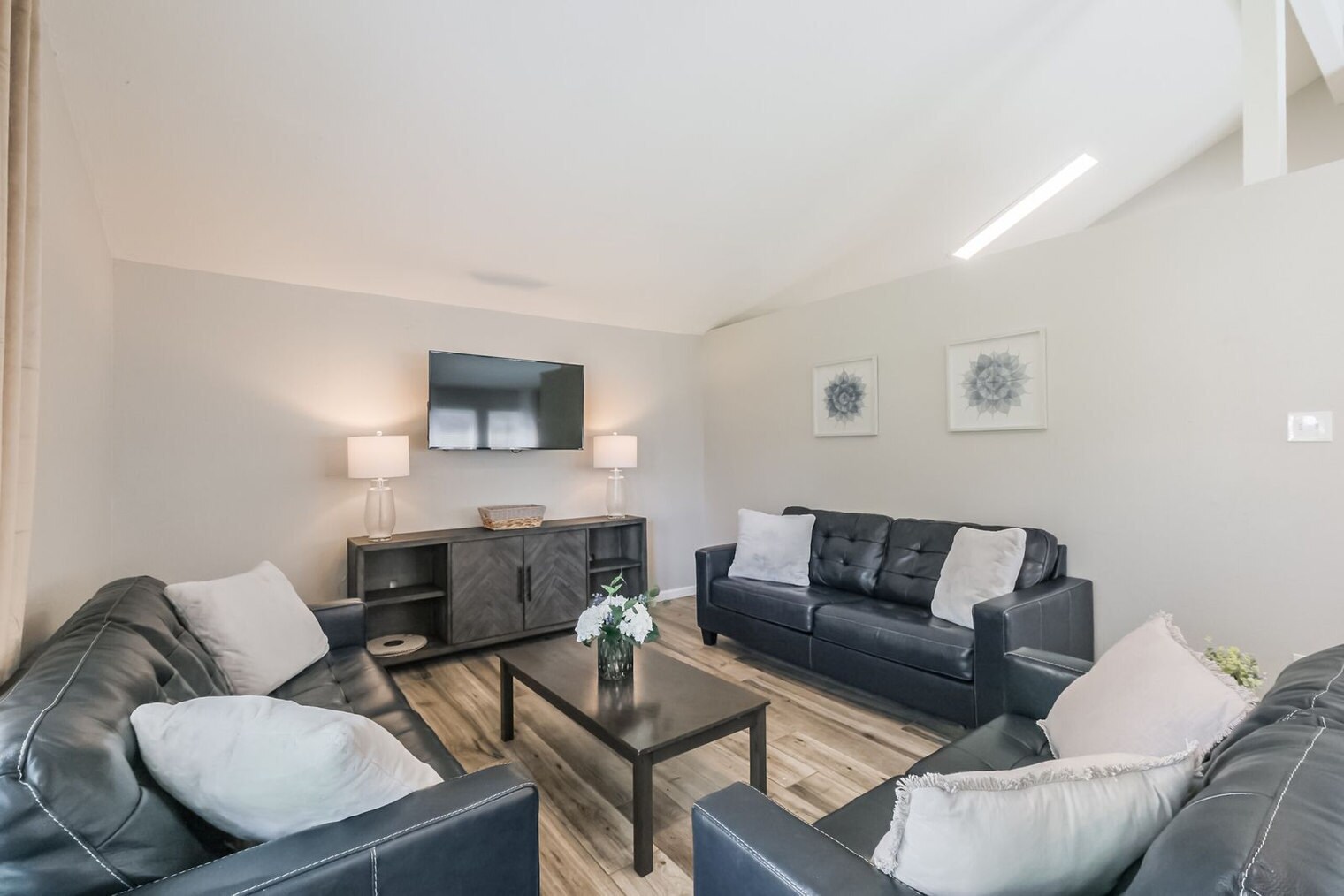 Building Photo - 9216 Carousel Ln