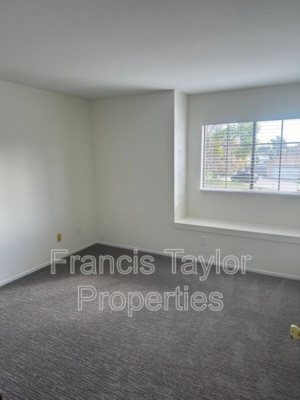 Building Photo - 954 Cornwell Ct