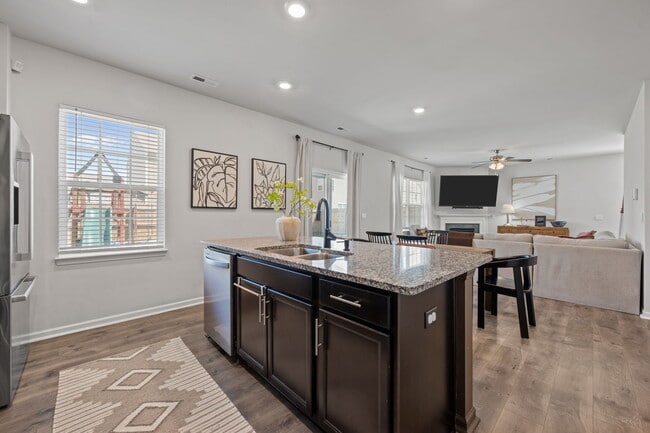 Building Photo - 1009 Chiles Dr
