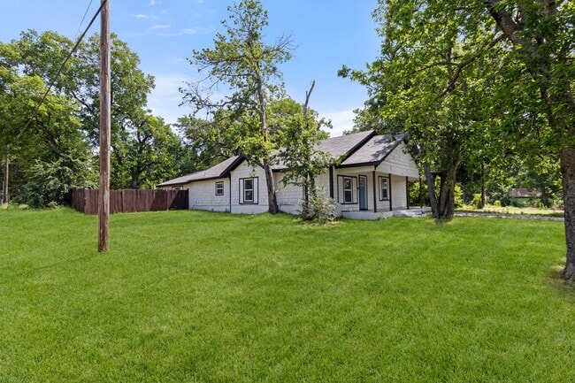 Building Photo - Charming Renovated Home for Lease in Denison!
