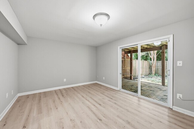 Building Photo - 14126 Red River Dr