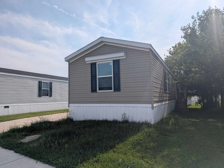 Building Photo - 38055 Leverette Ave