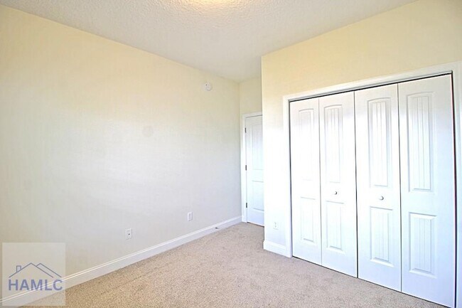 Building Photo - 302 Mcclelland Lp NE